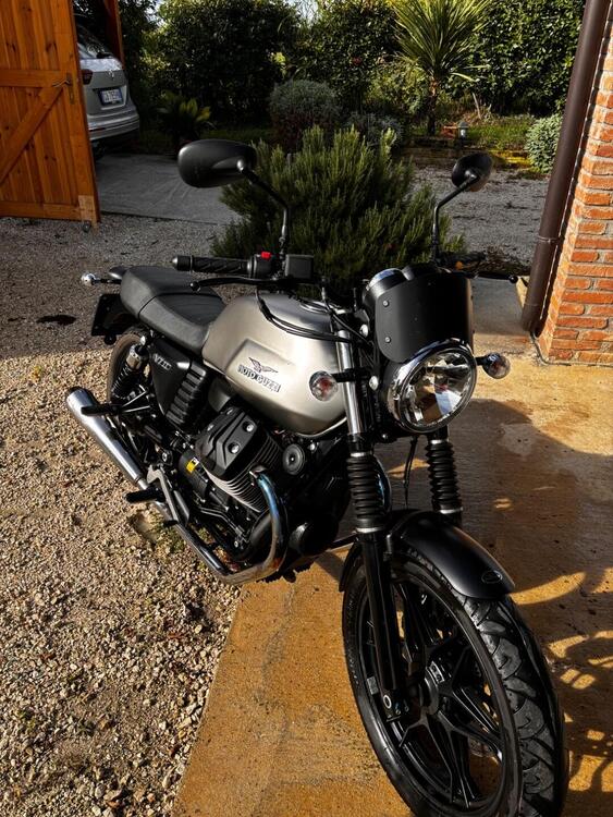 Moto Guzzi V7 II Stone (2015 - 17) (5)