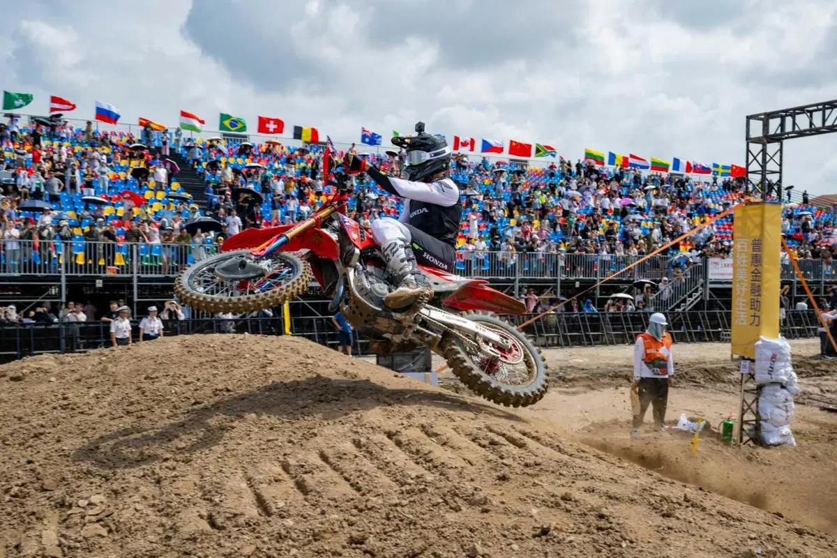 MXGP #19. GP Cina. Colpo di Scena. Gajser intrappolato in un incubo, Prado nuovo leader  [VIDEO] (17)