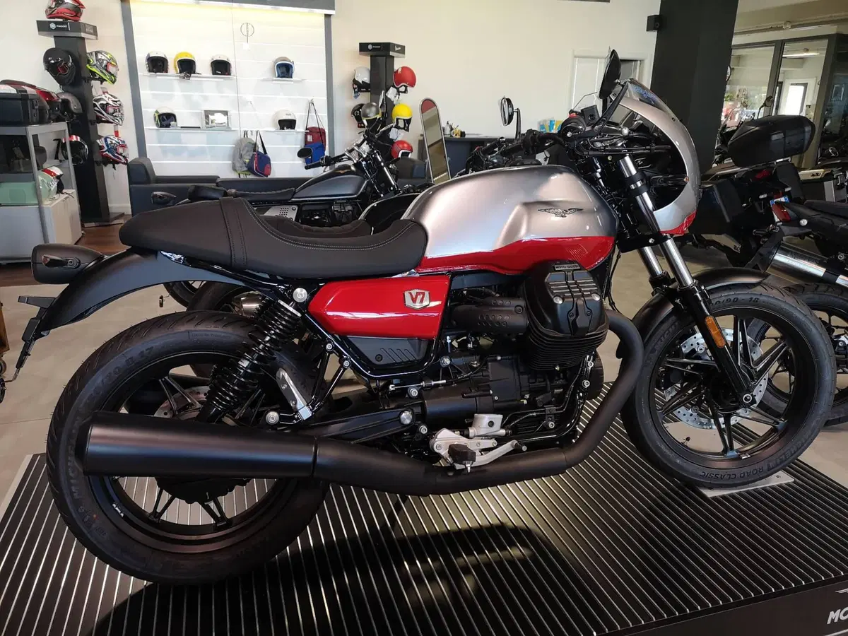Moto Guzzi V7 Stone Corsa (2023 - 25) (2)