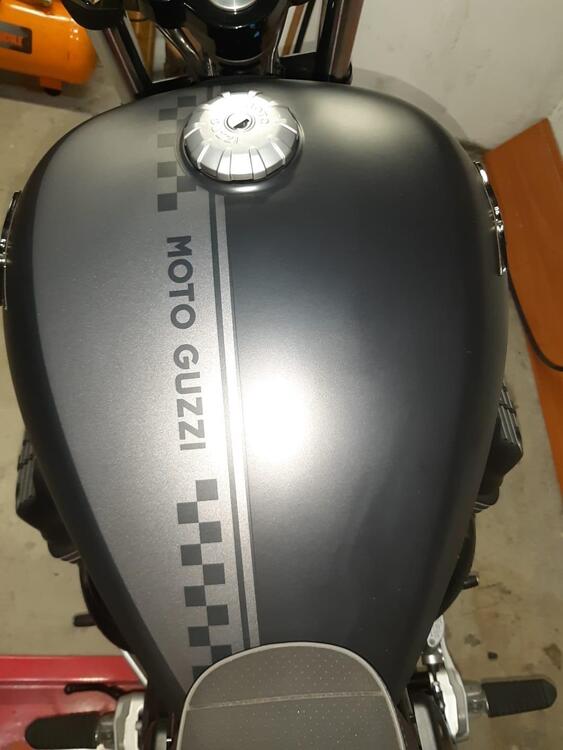 Moto Guzzi V9 Bobber (2018 - 20) (4)