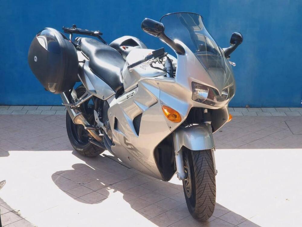 Honda VFR 800 (1998 - 01) (3)