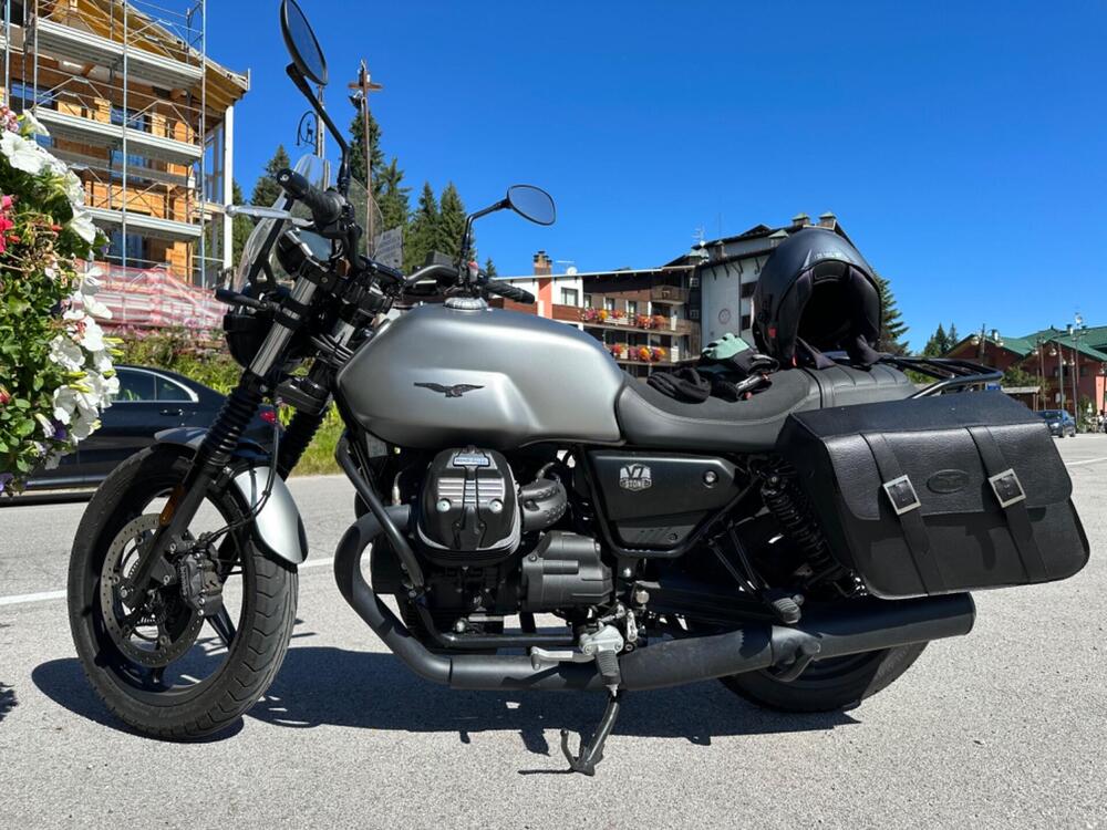 Moto Guzzi V7 Stone (2021 - 24)