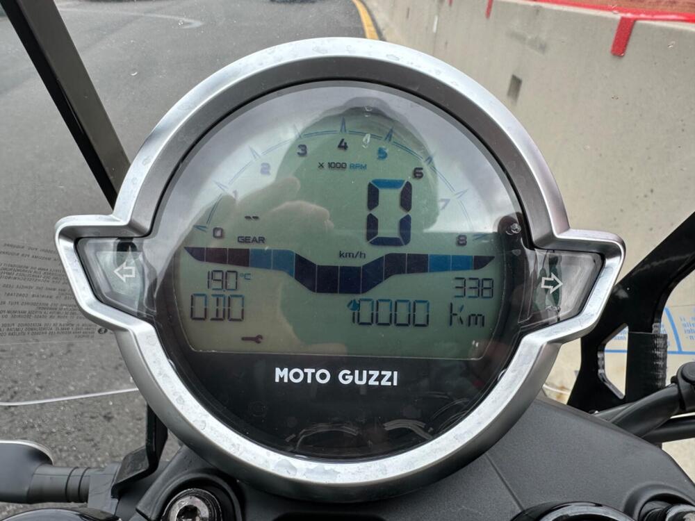 Moto Guzzi V7 Stone (2021 - 24) (4)