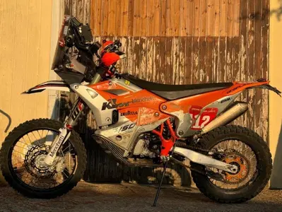 Rally-Raid. All&rsquo;asta la Moto di Gioele Meoni e il casco di suo padre