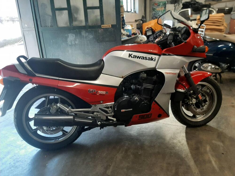 Kawasaki GPZ 900 R (2)