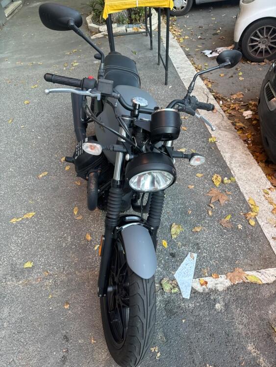 Moto Guzzi V7 III Stone (2017 - 20) (2)