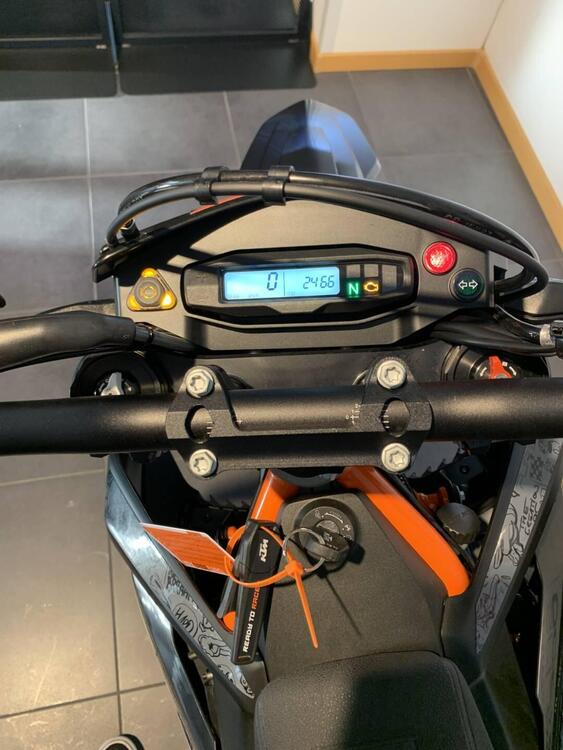 KTM 690 SMC R (2023 - 24) (4)