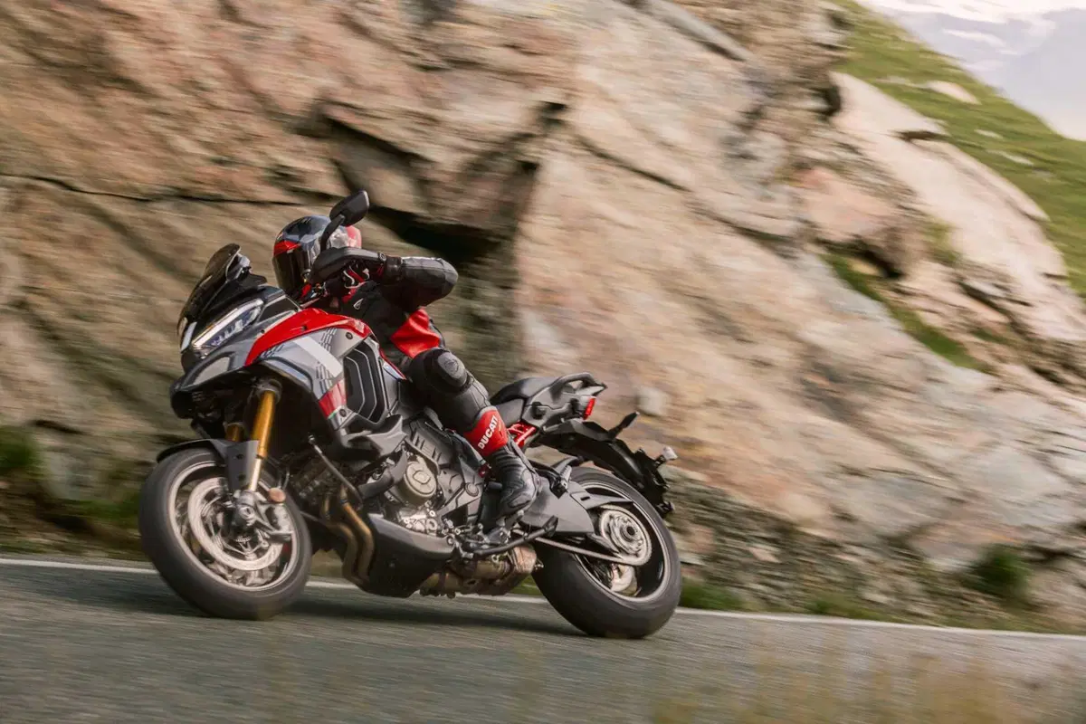 Nuova Ducati Multistrada V4, V4 S e Pikes Peak 2025. La tecnica della MotoGP arriva sulla Maxi Enduro e sulla Crossover [VIDEO E GALLERY]