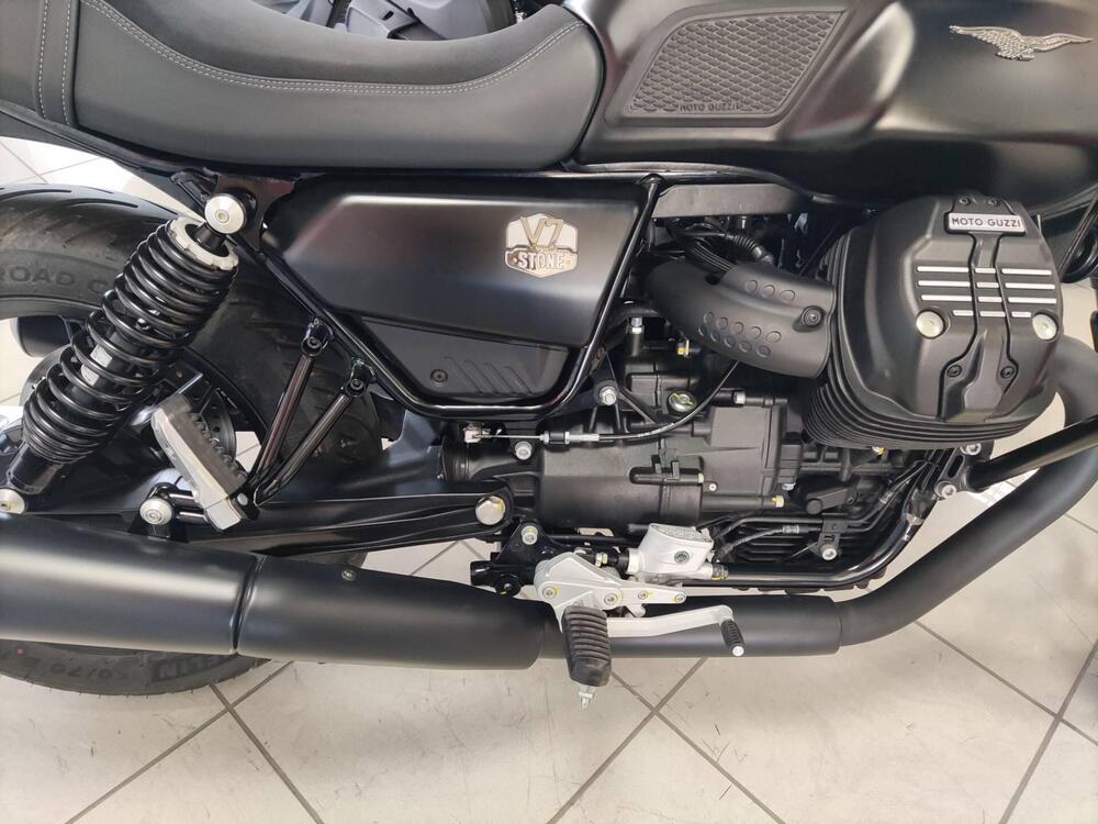 Moto Guzzi V7 Stone (2021 - 24) (5)