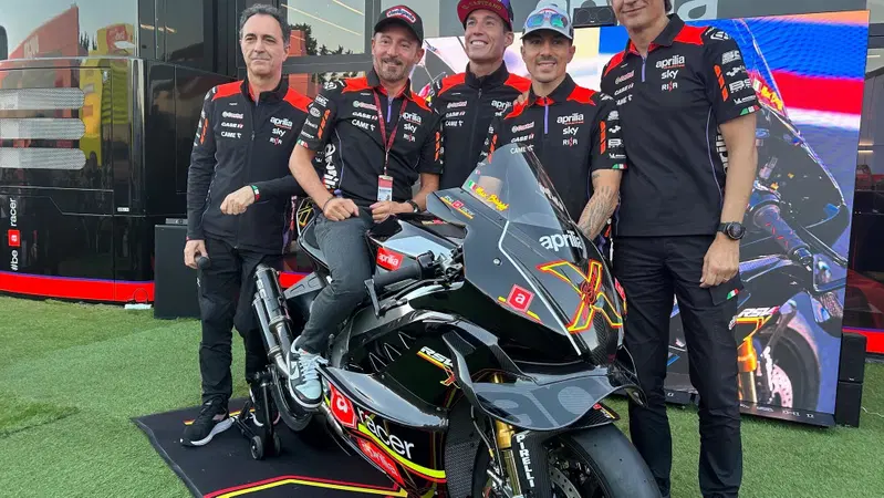 Ecco Ex3ma, l'Aprilia RSV4 da 80mila euro (a tiratura limitatissima), 230 cavalli, ispirata al Max Biaggi del 1994! [VIDEO e GALLERY]