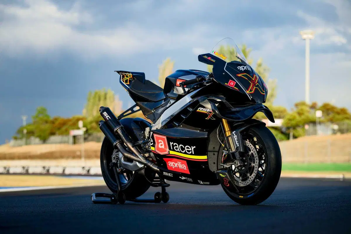 Ecco Ex3ma, l'Aprilia RSV4 da 80mila euro (a tiratura limitatissima), 230 cavalli, ispirata al Max Biaggi del 1994! [VIDEO e GALLERY] (3)