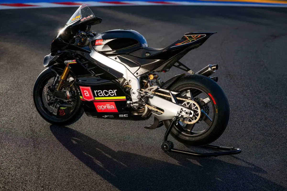 Ecco Ex3ma, l'Aprilia RSV4 da 80mila euro (a tiratura limitatissima), 230 cavalli, ispirata al Max Biaggi del 1994! [VIDEO e GALLERY] (4)