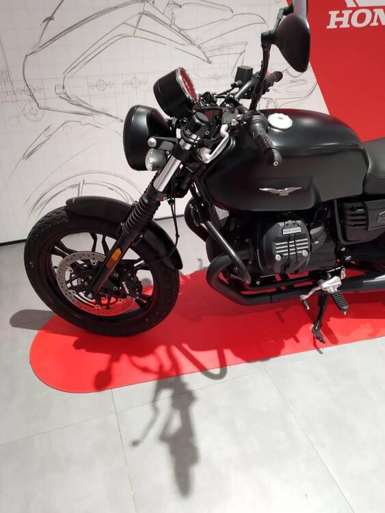 Moto Guzzi V7 III Stone (2017 - 20) (3)