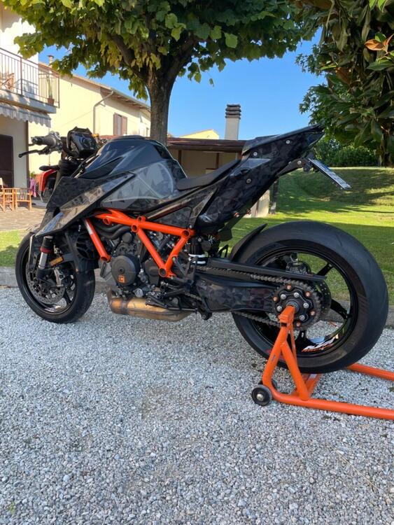 KTM 1290 Super Duke R (2021) (2)