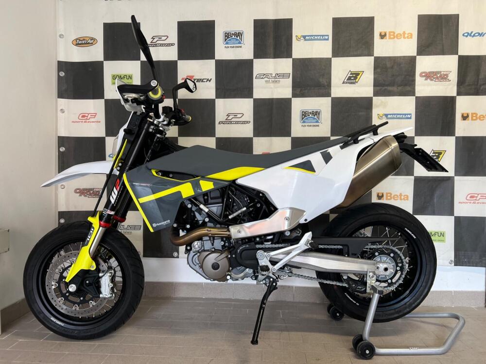 Husqvarna 701 Supermoto (2021) (2)