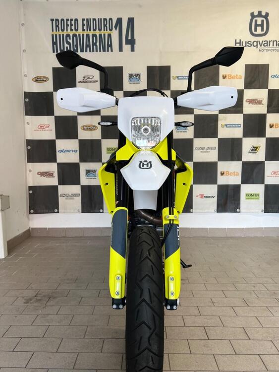 Husqvarna 701 Supermoto (2021) (3)