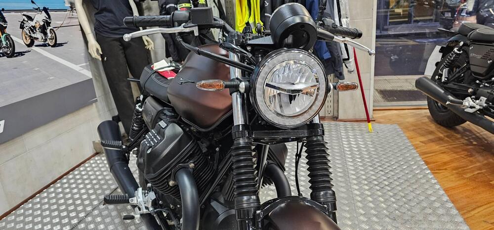 Moto Guzzi V7 III Rough (2018 - 20) (2)