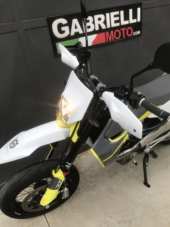 Husqvarna 701 Supermoto (2022) (2)