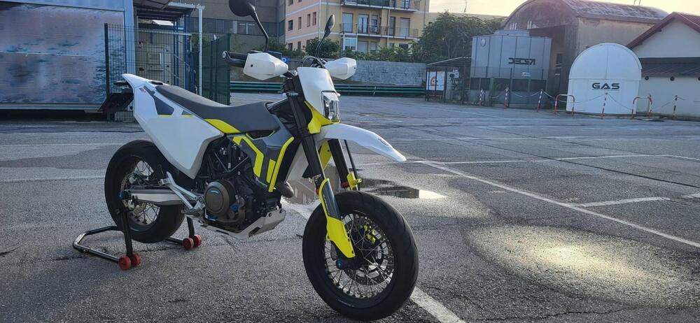 Husqvarna 701 Supermoto (2021) (4)