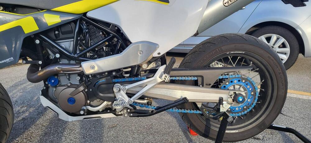 Husqvarna 701 Supermoto (2021) (3)