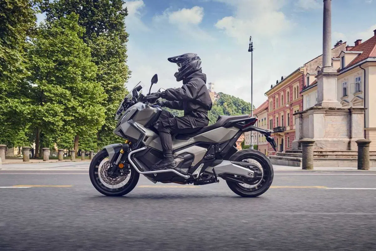 Honda X-ADV. Ecco come cambia per il 2025 il 'SUV a due ruote' (3)