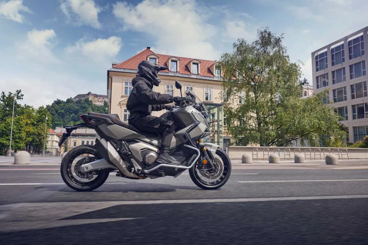 Honda X-ADV. Ecco come cambia per il 2025 il 'SUV a due ruote' (9)