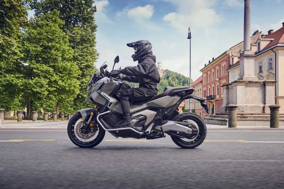 Honda X-ADV. Ecco come cambia per il 2025 il 'SUV a due ruote' (10)