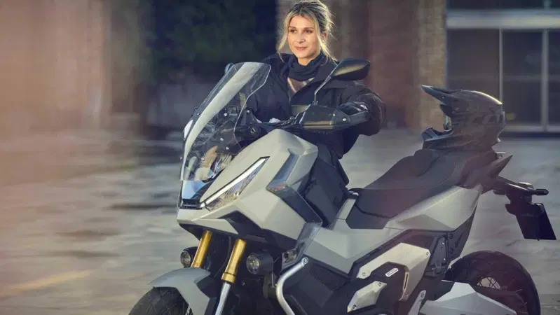 Honda X-ADV. Ecco come cambia per il 2025 il "SUV a due ruote"