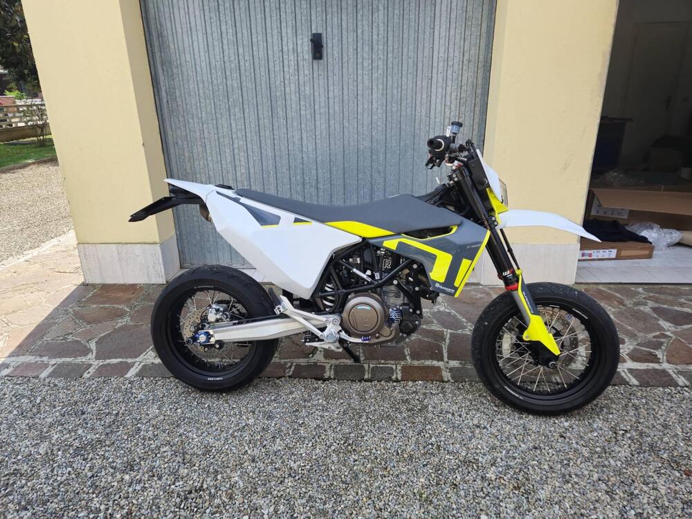 Husqvarna 701 Supermoto (2022) (2)