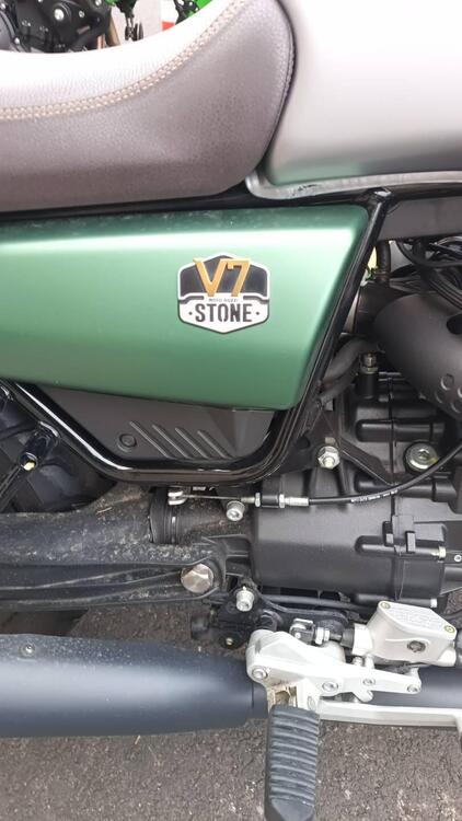 Moto Guzzi V7 Stone Centenario (2021 - 22) (2)