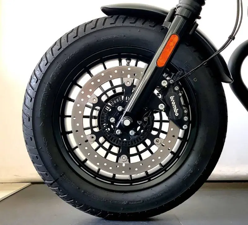 Moto Guzzi V9 Bobber (2021 - 25) (7)