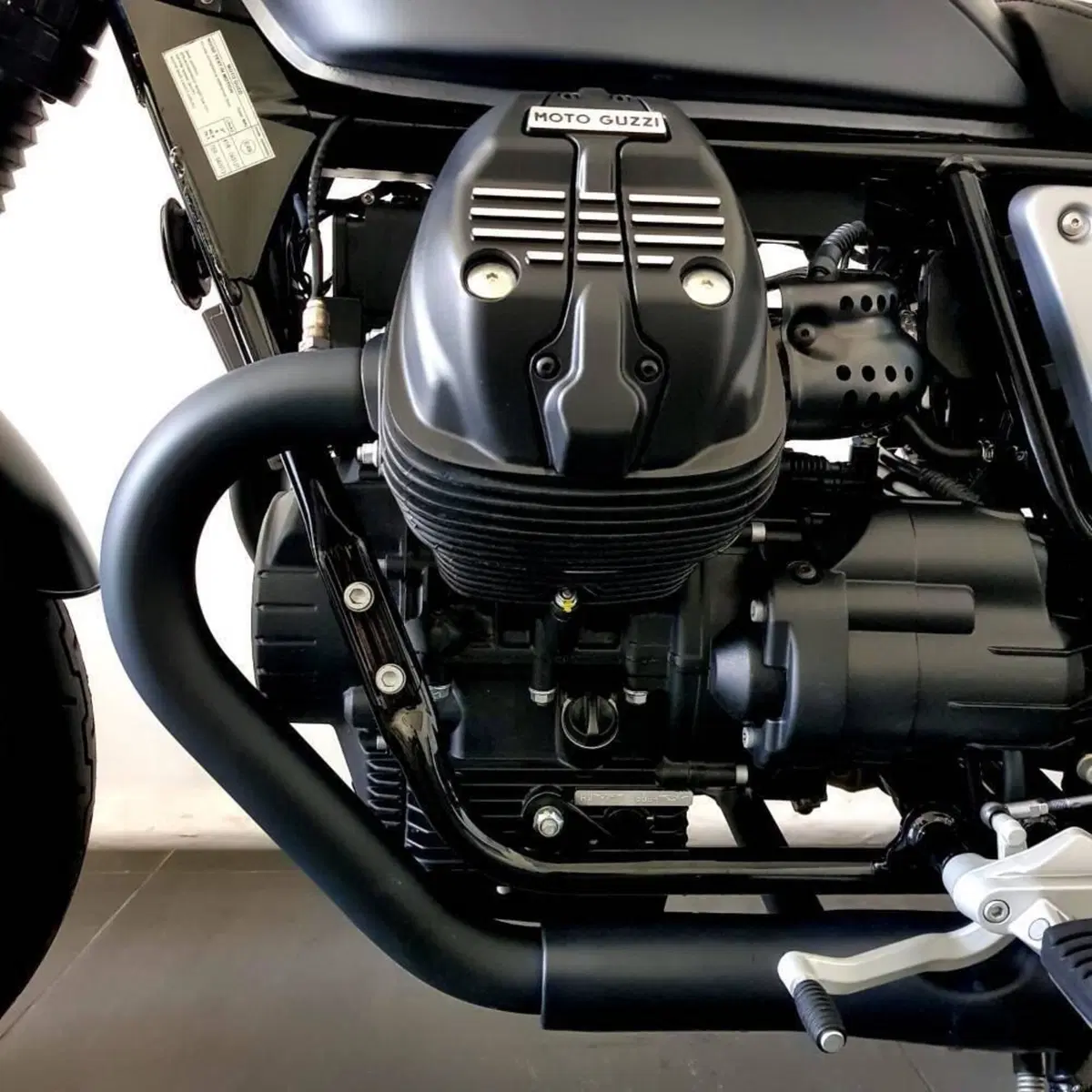 Moto Guzzi V9 Bobber (2021 - 25) (10)