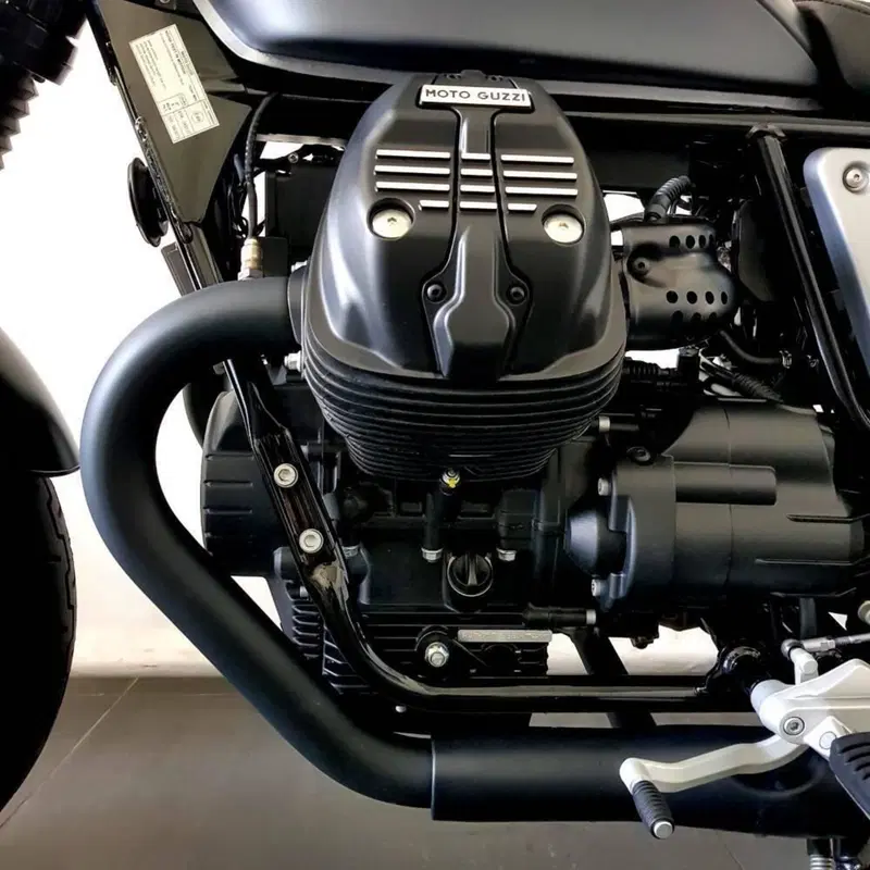 Moto Guzzi V9 Bobber (2021 - 25) (10)