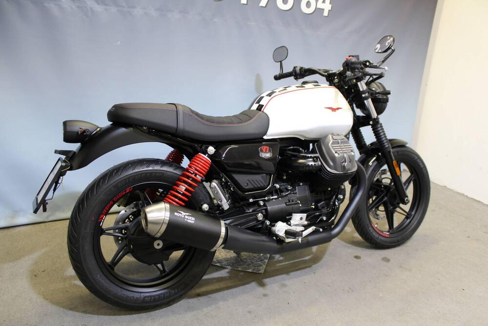 Moto Guzzi V7 Stone Ten (2024) (2)