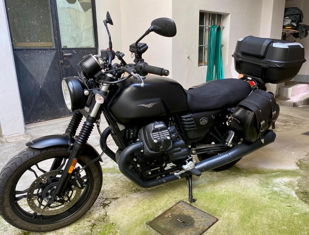 Moto Guzzi V7 III Stone (2017 - 20) (3)