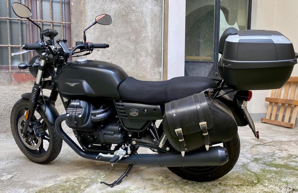 Moto Guzzi V7 III Stone (2017 - 20) (4)