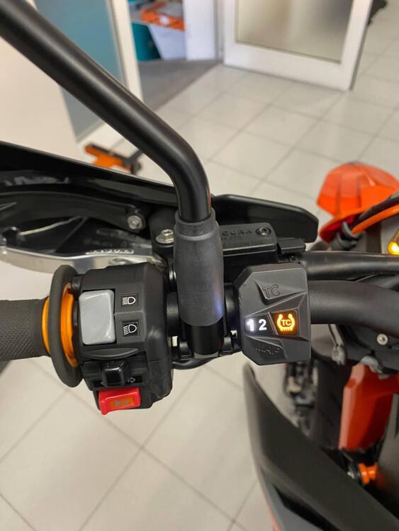 KTM 690 SMC R (2021-22) (3)