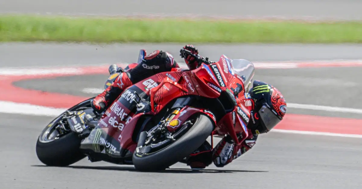 MotoGP 2024. GP dell'Indonesia. Pecco Bagnaia sfrutta l'errore di Jorge Martin e vince la Sprint di Mandalika! [RISULTATI]