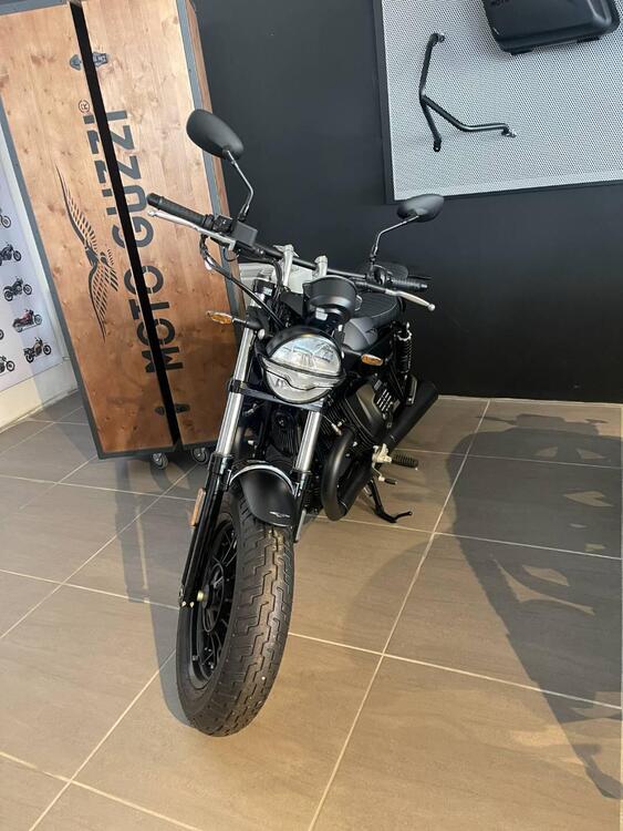 Moto Guzzi V9 Bobber (2021 - 24) (2)