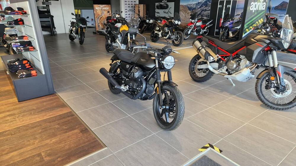 Moto Guzzi V7 Stone (2021 - 24)