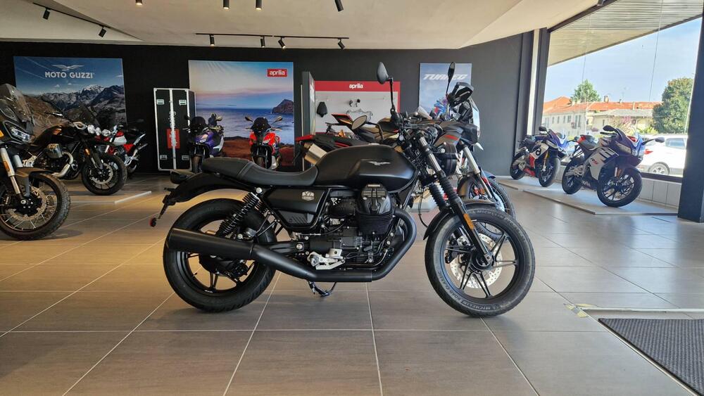 Moto Guzzi V7 Stone (2021 - 24) (3)