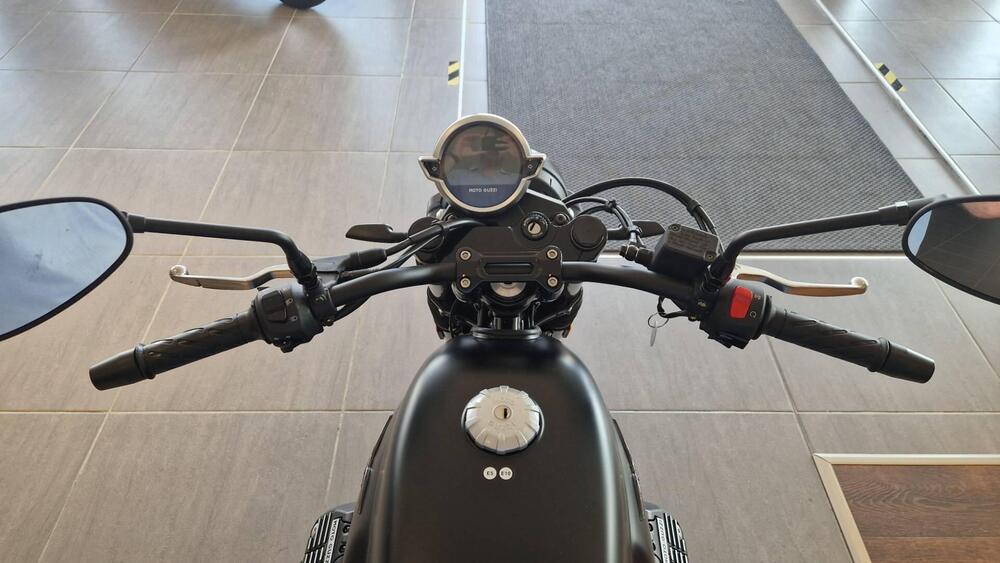 Moto Guzzi V7 Stone (2021 - 24) (4)