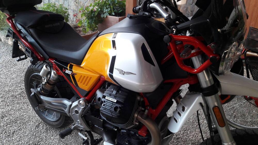 Moto Guzzi V85 TT Evocative Graphics (2021 - 23) (3)