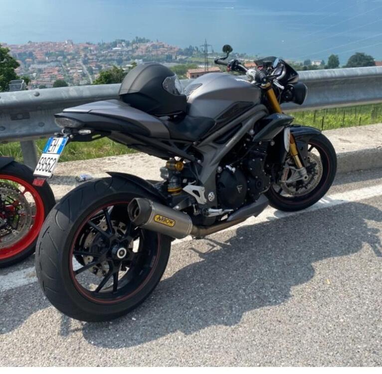 Triumph Speed Triple 1050 R ABS (2016 - 17) (2)