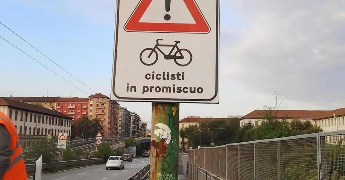Milano: cartelli "promiscui" sul ponte della Ghisolfa, la battaglia per i ciclisti continua