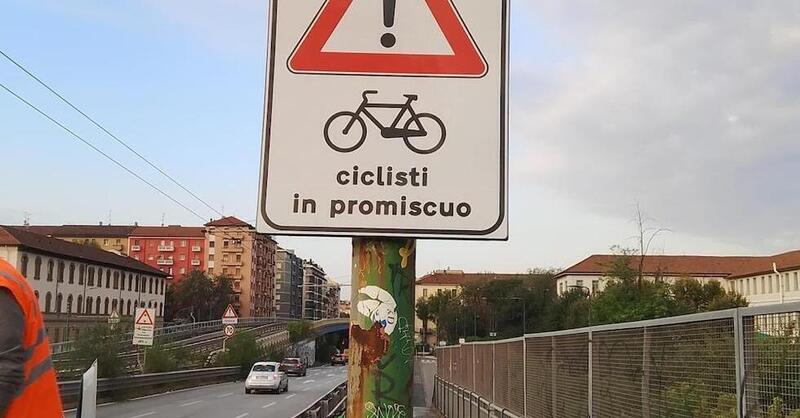 Milano: cartelli &quot;promiscui&quot; sul ponte della Ghisolfa, la battaglia per i ciclisti continua