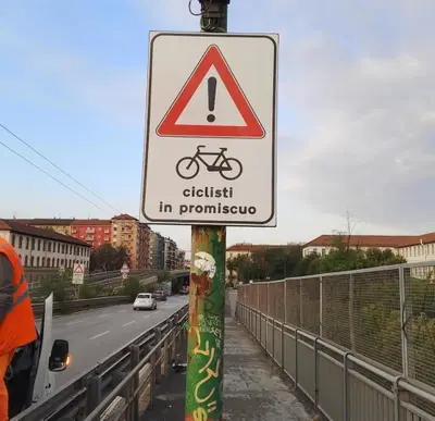 Milano: cartelli "promiscui" sul ponte della Ghisolfa, la battaglia per i ciclisti continua