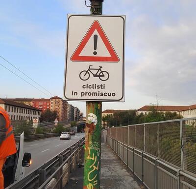 Milano: cartelli &quot;promiscui&quot; sul ponte della Ghisolfa, la battaglia per i ciclisti continua