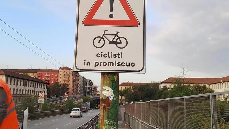 Milano: cartelli &quot;promiscui&quot; sul ponte della Ghisolfa, la battaglia per i ciclisti continua