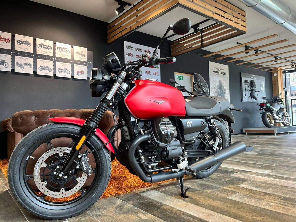 Moto Guzzi V7 Stone (2021 - 24) (2)